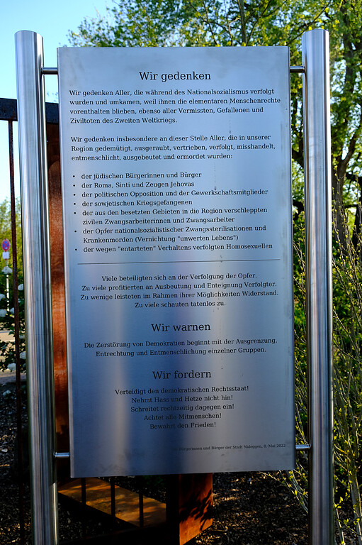 Die Texttafel als Teil des Mahnmals für die NS-Opfer in Nideggen.