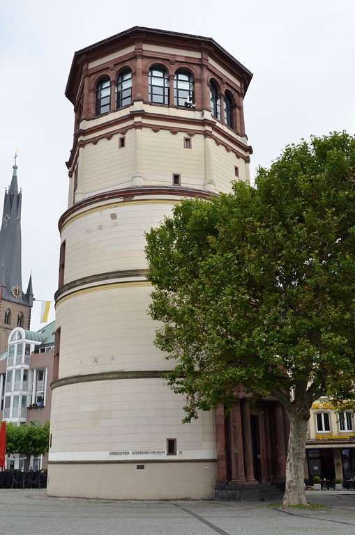 Das Schifffahrtsmuseum (ehemaliger Schlossturm) auf dem Burgplatz in Düsseldorf (2014)