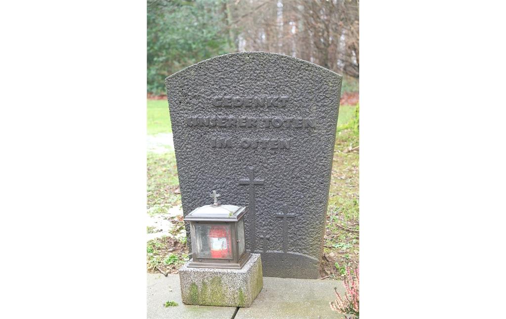 Bild 15: Der 1965 aufgestellte Gedenkstein auf der Kriegsgräberstätte Vossenack, auf dem unserer Toten im Osten gedacht wird (2015).