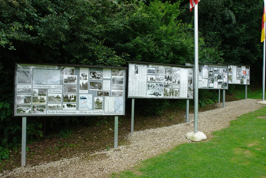 Bild 14: Die von Kurt Wendt geschaffenen und 2006 installierten Tafeln auf der sogenannten "Windhund-Anlage" neben der Kriegsgräberstätte Vossenack (Aufnahmedatum: 23.7.2008).