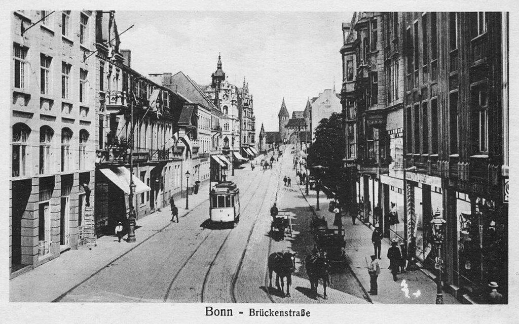Historische Aufnahme (vermutlich aus den 1920er-Jahren) der zwischen 1898 und 1949 so benannten Brückenstraße in Bonn, die 1949 nach der ersten weiblichen Friedensnobelpreisträgerin in Bertha-von-Suttner-Platz umbenannt wurde.
