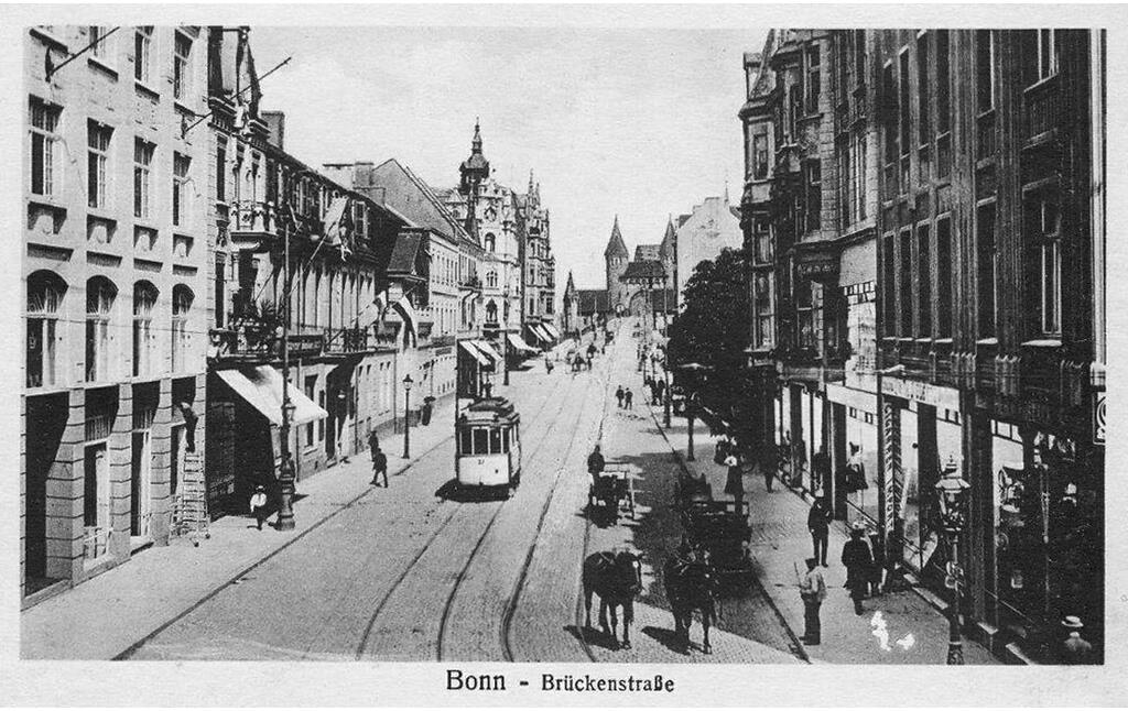 Historische Aufnahme (vermutlich aus den 1920er-Jahren) der zwischen 1898 und 1949 so benannten Brückenstraße in Bonn, die 1949 nach der ersten weiblichen Friedensnobelpreisträgerin in Bertha-von-Suttner-Platz umbenannt wurde.