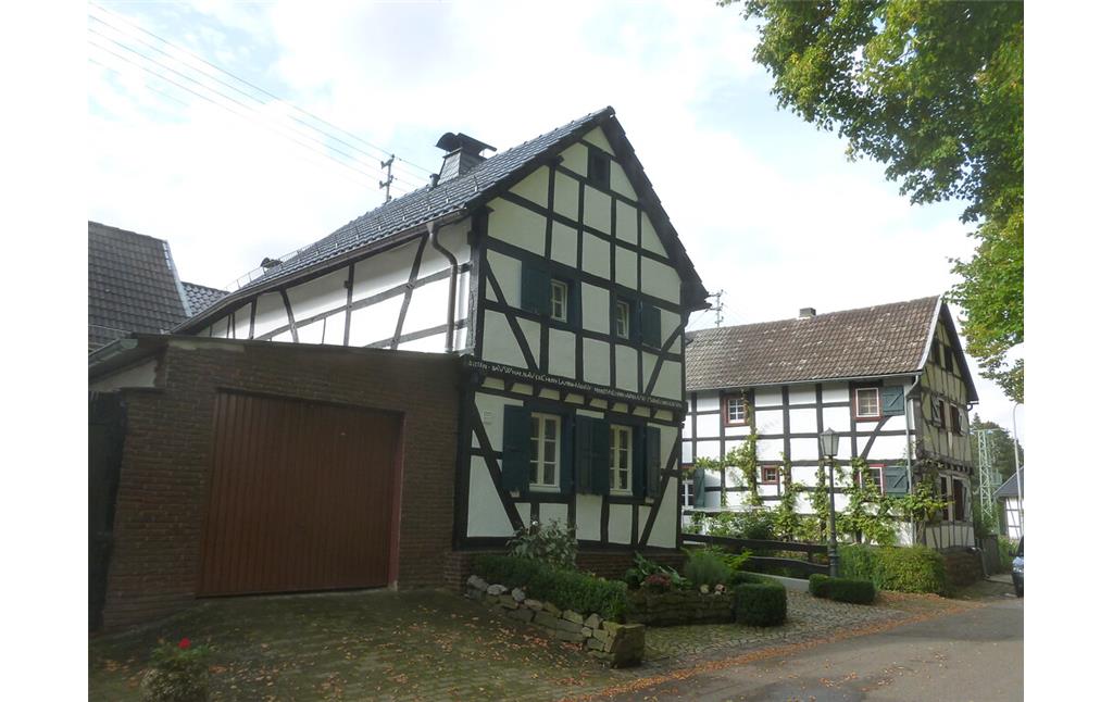 Vor diesem Fachwerkhaus in Lückerath mit Inschrift im Balken ist ein kleiner Vorgarten angelegt. (2014)