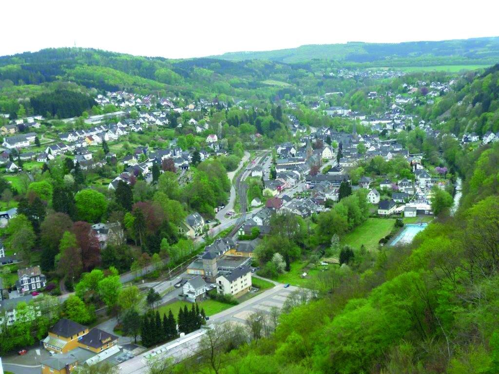 Ausblick vom Haldyturm nach Süden auf die Ortschaft Engelskirchen-Ründeroth (2004).