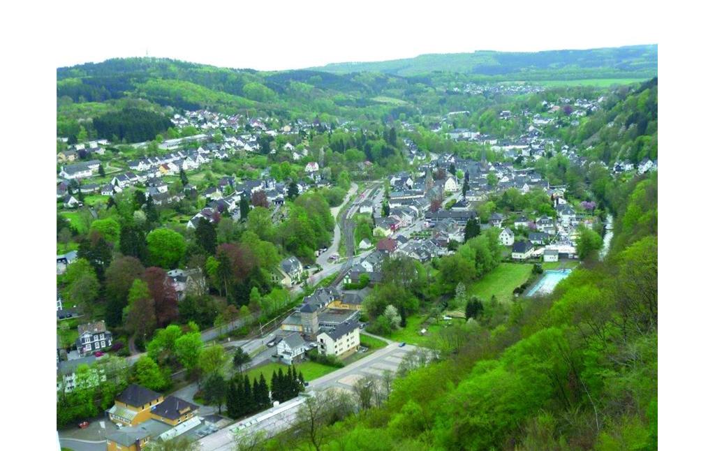 Ausblick vom Haldyturm nach Süden auf die Ortschaft Engelskirchen-Ründeroth (2004).