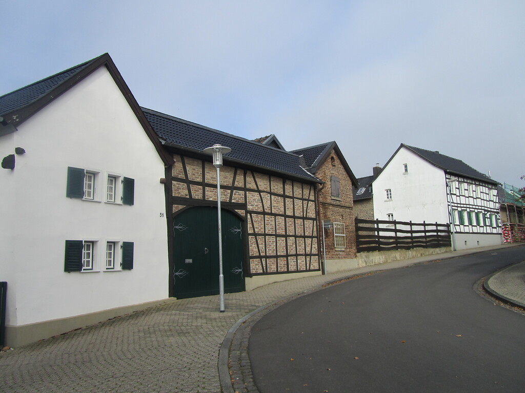 Landwirtschaftliche Höfe in Fachwerkbauweise an der Petrusstraße zwischen Lüfthildisgässchen und Nordstraße in Lüftelberg (2014)