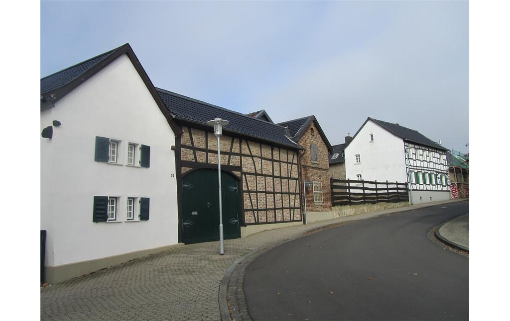 Landwirtschaftliche Höfe in Fachwerkbauweise an der Petrusstraße zwischen Lüfthildisgässchen und Nordstraße in Lüftelberg (2014)
