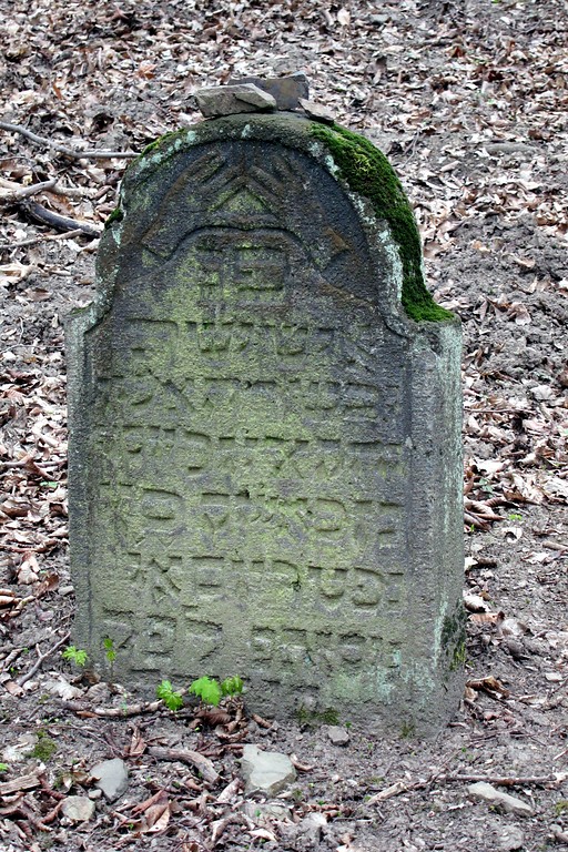 Grabstein auf dem Alten Jüdischen Friedhof in Bad Breisig-Rheineck (2013)