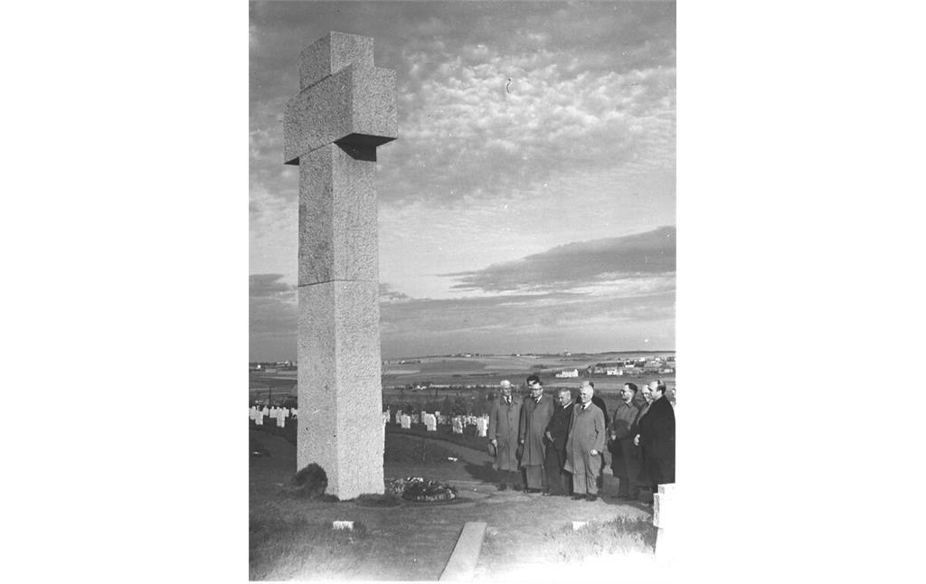Bild 9: Die undatierte schwarz-weiße Fotografie stammt aus den frühen 1950er Jahren. Der Besuchergruppe vor dem Hochkreuz eröffnet sich noch der unverstellte Blick in die weite Landschaft. Rechts unterhalb des Horizonts liegt Hürtgen.