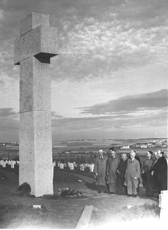 Bild 9: Die undatierte schwarz-weiße Fotografie stammt aus den frühen 1950er-Jahren. Der Besuchergruppe vor dem Hochkreuz eröffnet sich noch der unverstellte Blick in die weite Landschaft. Rechts unterhalb des Horizonts liegt Hürtgen.