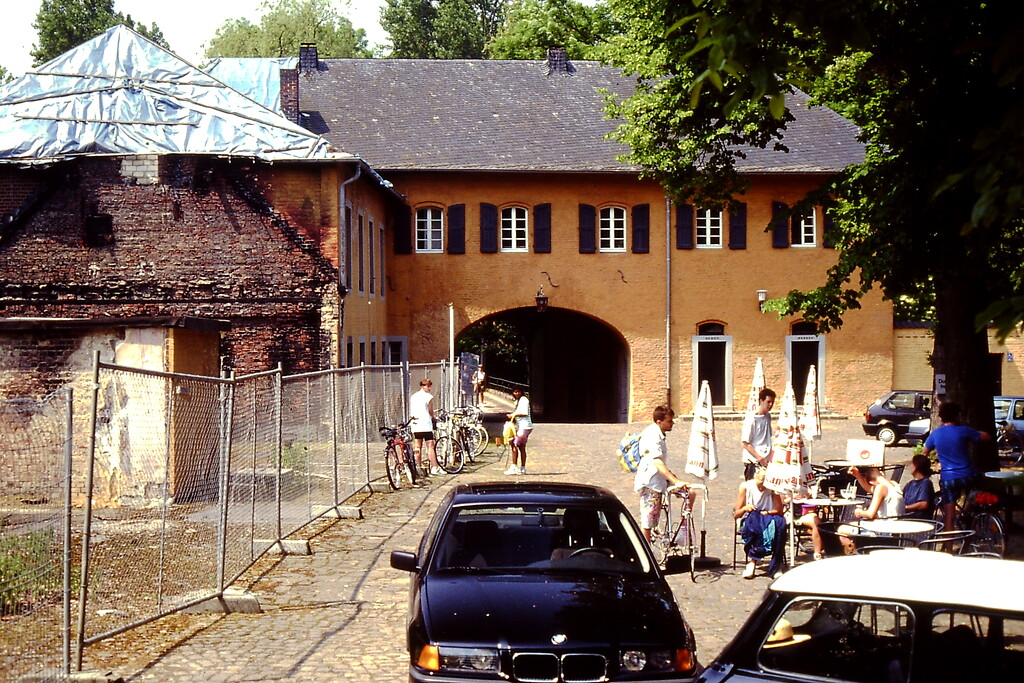 Mönchengladbach, Schloss Rheydt. Archäologische Grabung 1992. Torhaus, links die Reste des abgebrannten Restaurants, Standort des heutigen Restaurants.