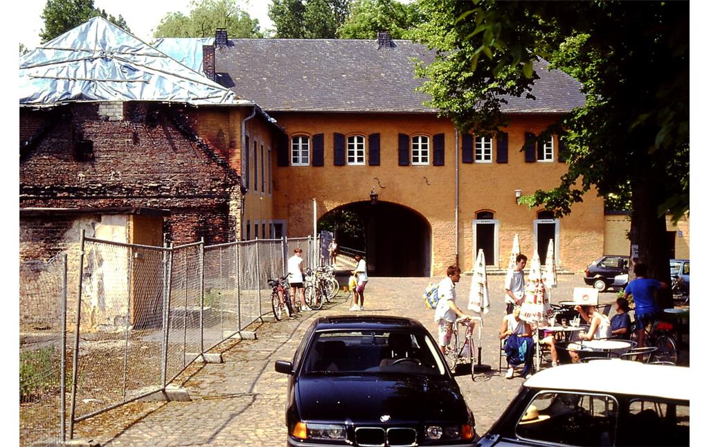 Mönchengladbach, Schloss Rheydt. Archäologische Grabung 1992. Torhaus, links die Reste des abgebrannten Restaurants, Standort des heutigen Restaurants.