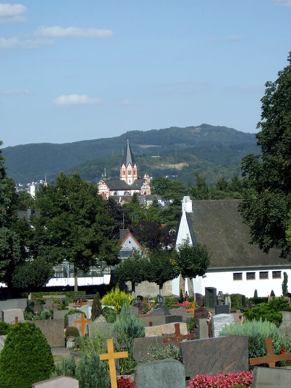 Blick vom Sinziger Friedhof auf die Katholische Pfarrkirche Sankt Peter in Sinzig (2013)