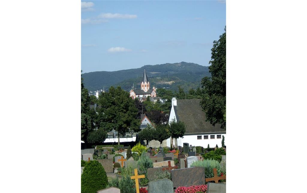Blick vom Sinziger Friedhof auf die Katholische Pfarrkirche Sankt Peter in Sinzig (2013)