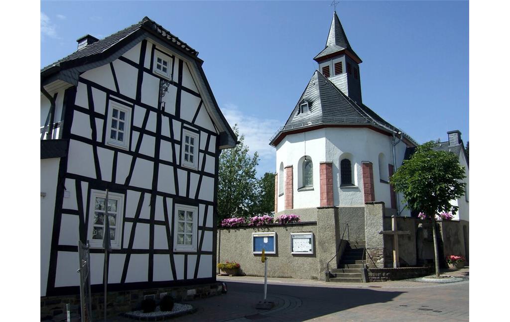 Fachwerkhaus Ahrentaler Straße 18 und die Katholische Filialkapelle Sankt Wendelin in Sinzig-Koisdorf, Ansicht von Osten (2013)