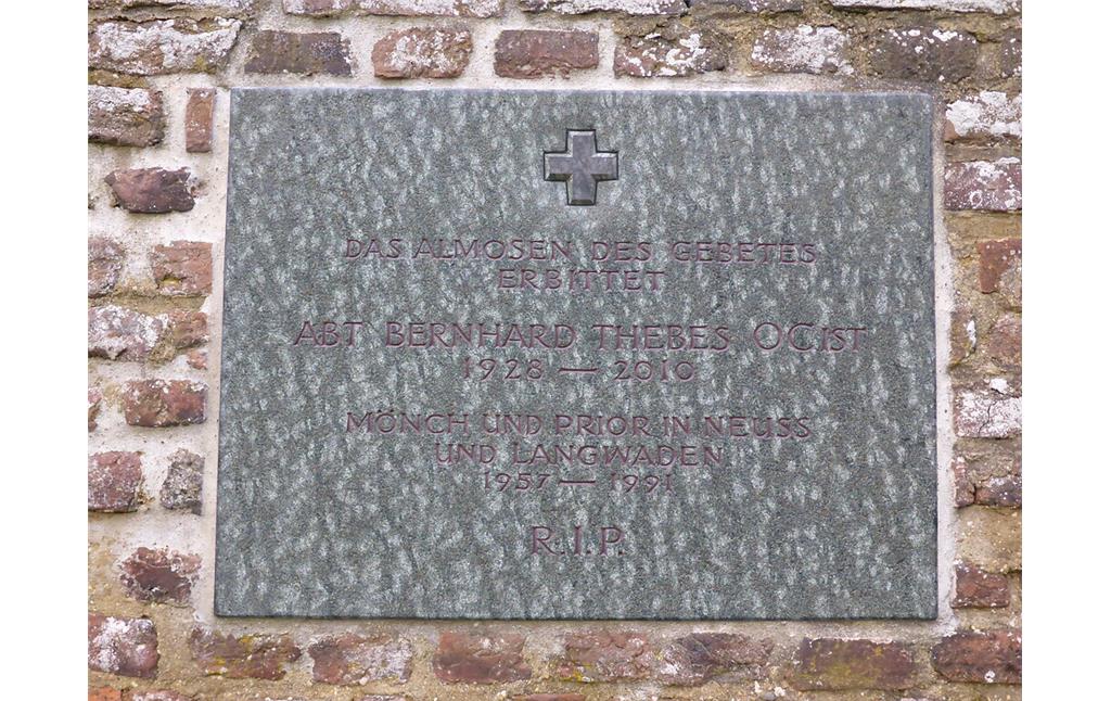 Grabplatte in Mauer am Kloster Langwaden (2017)