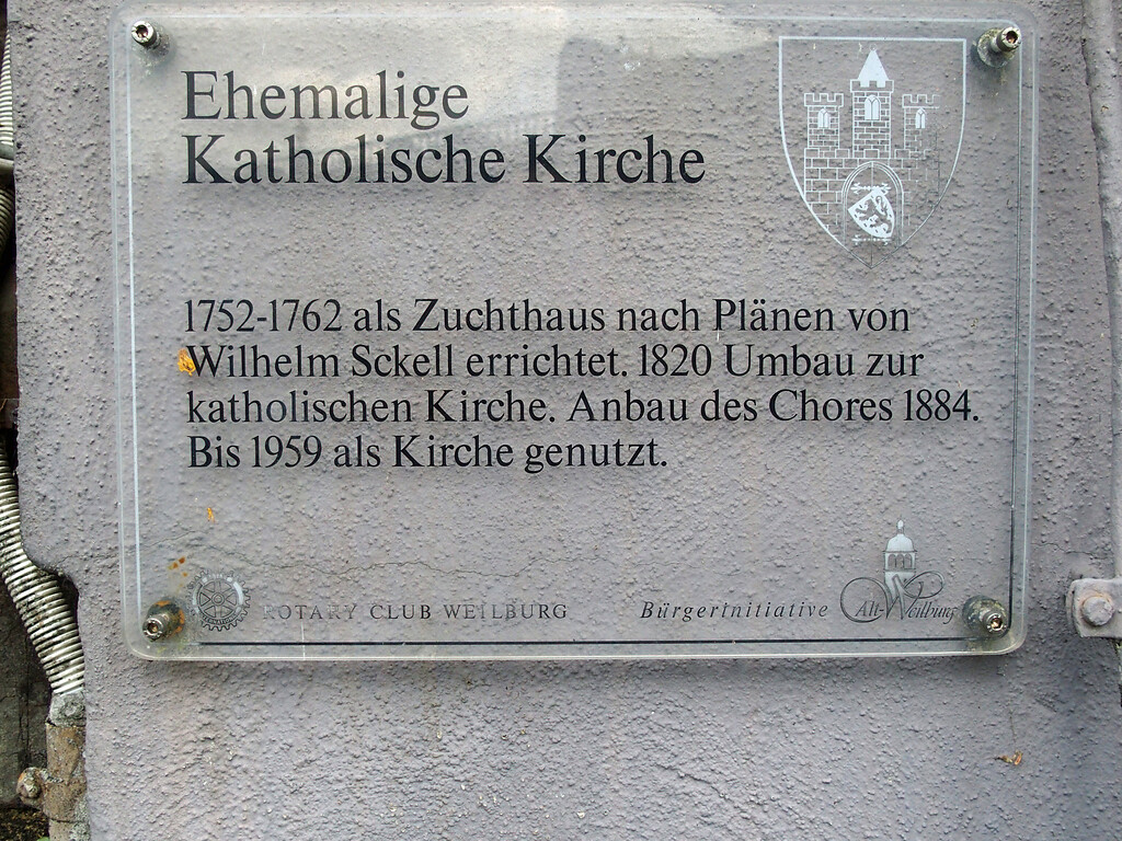 Gedenkplatte an der ehemaligen katholischen Kirche in Weilburg (2020)
