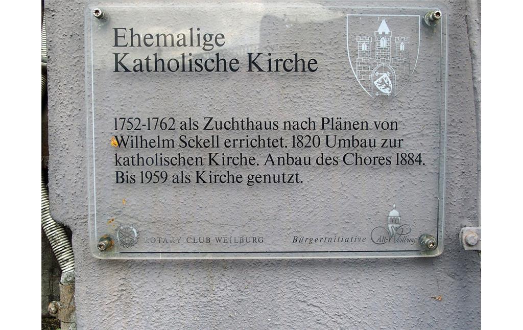 Gedenkplatte an der ehemaligen katholischen Kirche in Weilburg (2020)