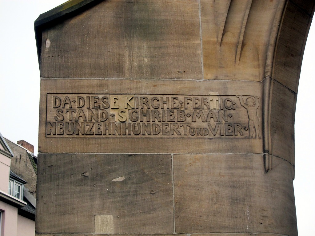 In Stein gehauene Inschrift auf der Nordseite der evangelischen Christuskirche in Koblenz (2014)