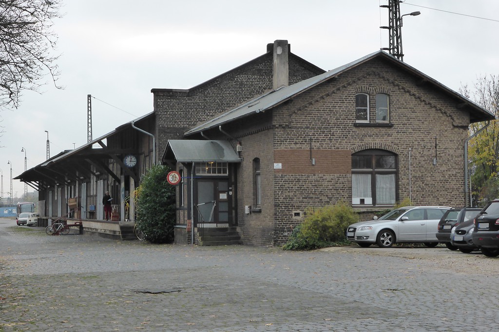 Bahnhof Bonn-Beuel, Güterschuppen von der gleisabgewandten Seite aus gesehen (2014)