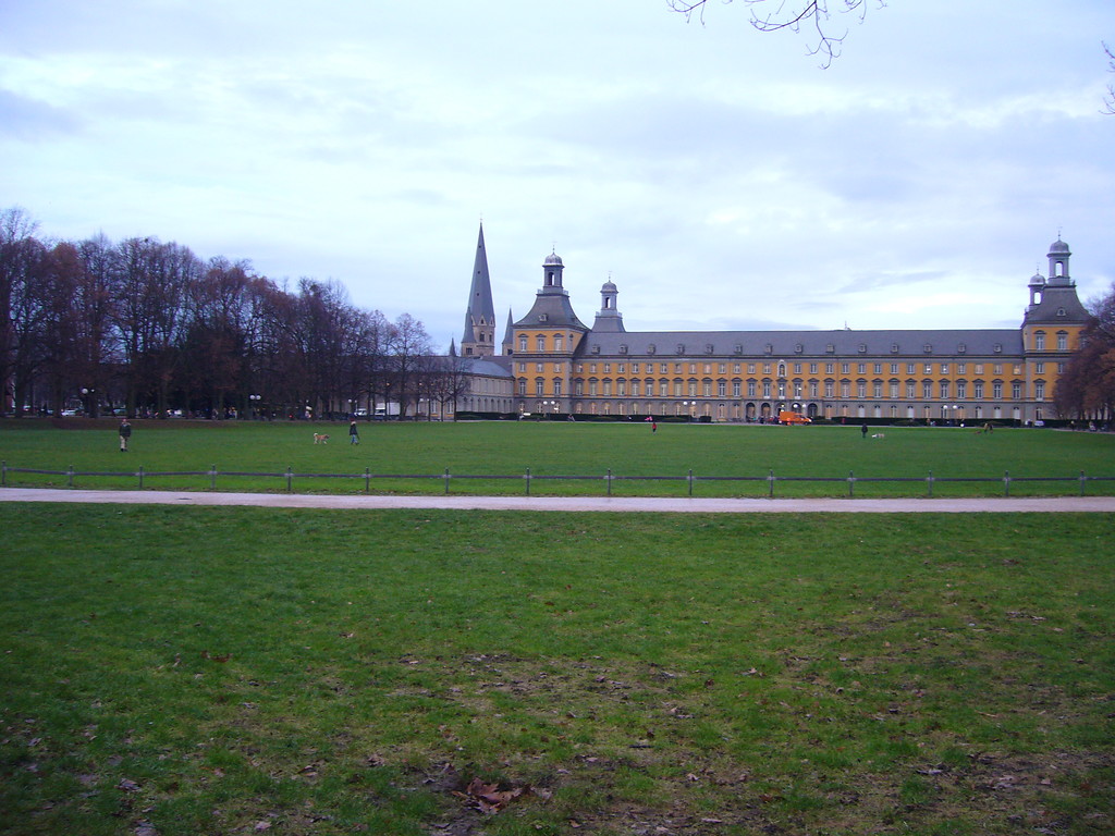 Hofgartenwiese und das Universitätshauptgebäude in Bonn