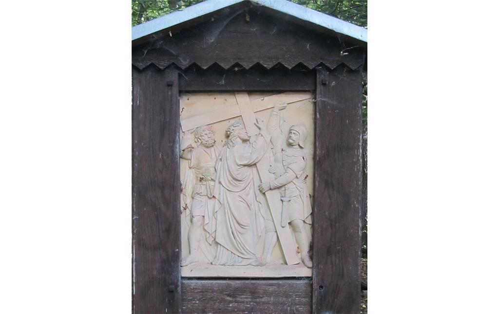 Das steinerne Relief der Kreuzwegstation zeigt die Szene "Jesus nimmt das Kreuz auf seine Schultern" (2014)