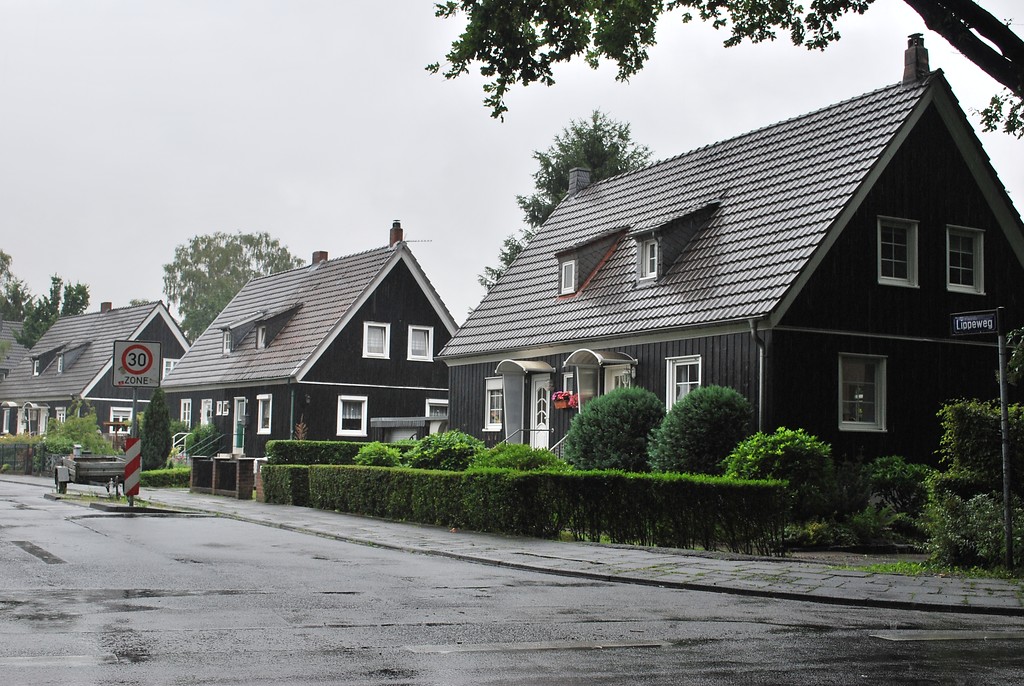 Die Holzdoppelhaussiedlung Finnensiedlung entstand mit nationalsozialistisch-ideologischem Hintergrund ab 1944 für ausgebombte Kölner Arbeiterfamilien. Das Holz soll aus Finnland stammen (2015).