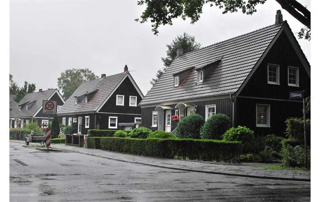 Die Holzdoppelhaussiedlung Finnensiedlung entstand mit nationalsozialistisch-ideologischem Hintergrund ab 1944 für ausgebombte Kölner Arbeiterfamilien. Das Holz soll aus Finnland stammen (2015).
