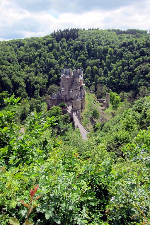 Burg Eltz im Eltztal bei Wierschem im Landkreis Mayen-Koblenz (2014)