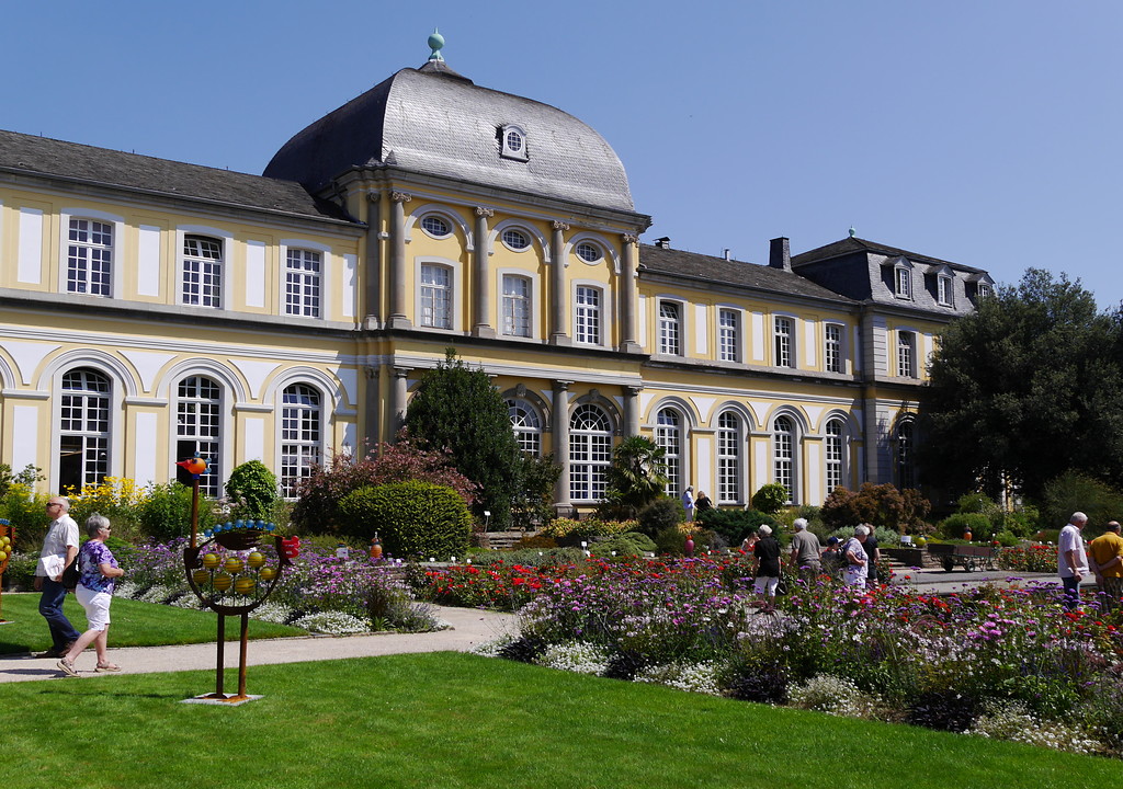 Teilansicht des Botanischen Gartens der Universität Bonn mit dem Westflügel von Schloss Clemensruhe (2014).