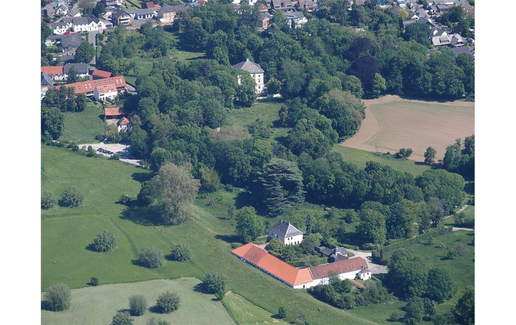 Schloss Meierhof, im Hintergrund Schloss Mickeln (2021)