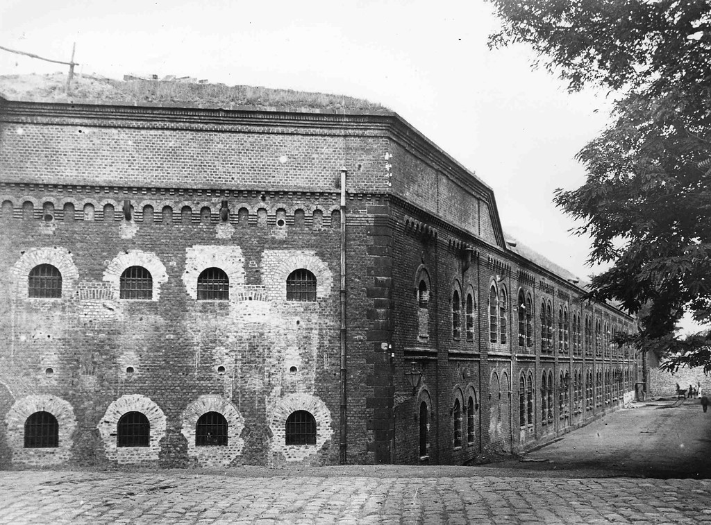 Das noch intakte Fort V des äußeren Festungsrings auf der linksrheinischen Kölner Seite in Müngersdorf (historische Aufnahme vor dessen Zerstörung um 1920).