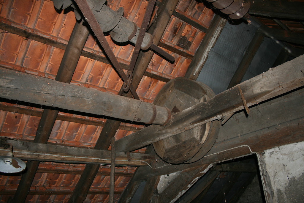 Dachboden: Welle mit Gafflrad des Sackaufzugs (2013)