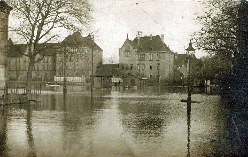 Historische Aufnahme von um 1920: Rheinhochwasser in Köln-Riehl, Blick von der Riehler Straße auf die Kaserne Boltensternstraße.