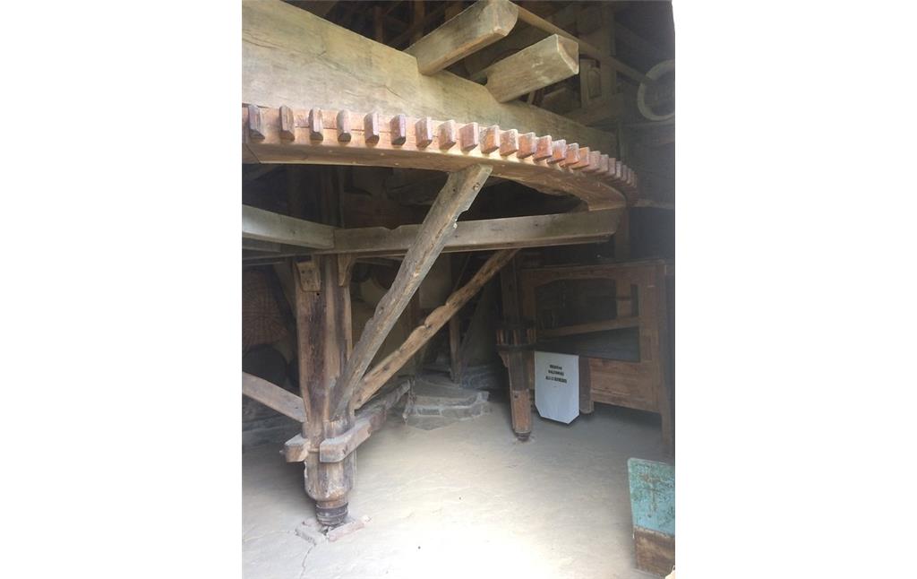 Antriebstechnik an der rekonstruierten Göpelmühle in einer Scheune am Heimatmuseum in Windeck-Dattenfeld (2017).