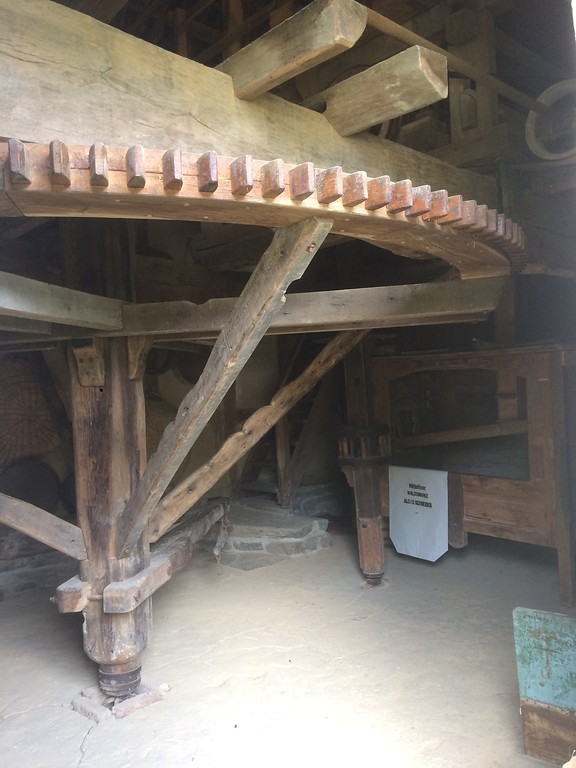 Antriebstechnik an der rekonstruierten Göpelmühle in einer Scheune am Heimatmuseum in Windeck-Dattenfeld (2017).