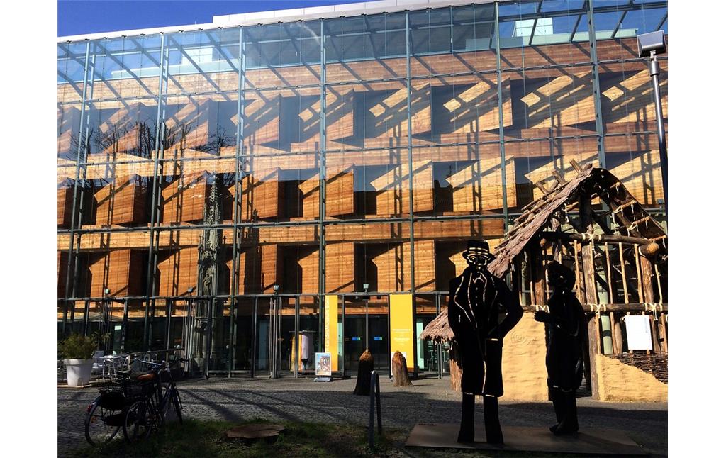 LVR-LandesMuseum Bonn (2016), Ansicht der Fassade von der Colmantstraße aus.