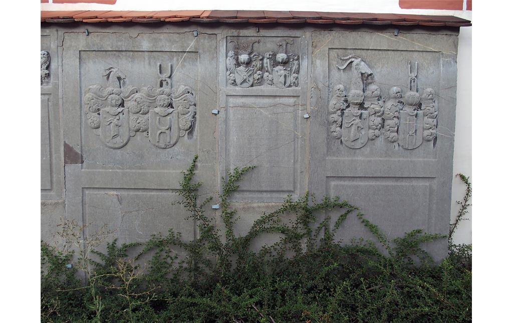 Gedenkplatten an der Friedhofskirche St. Georgen (2020)