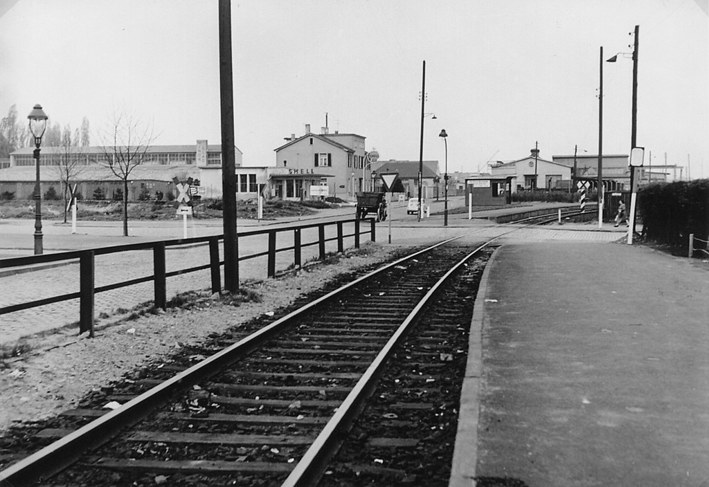 Historisches schwarz-weiß Foto des Haltepunkts Gottesweg der Schwarzen Bahn gen Nordwesten (1956).