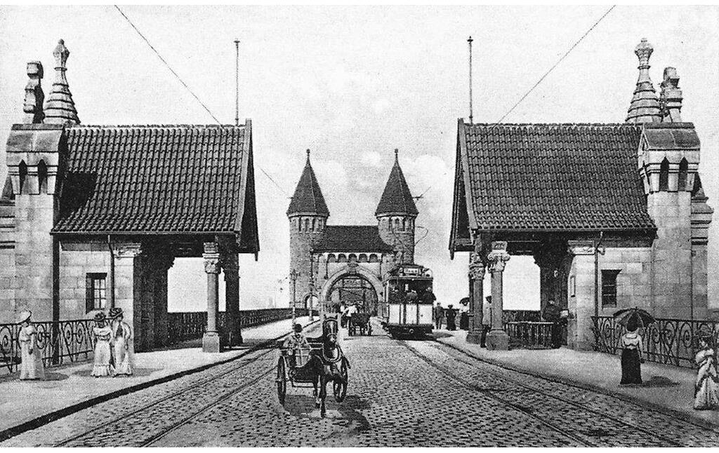Undatierte Aufnahme der 1898 eingeweihten Alten Bonner Rheinbrücke. Da die elektrische Straßenbahn erst seit 1902 über den Rhein nach Beuel fuhr, stammt das Bild wohl aus der Zeit danach.