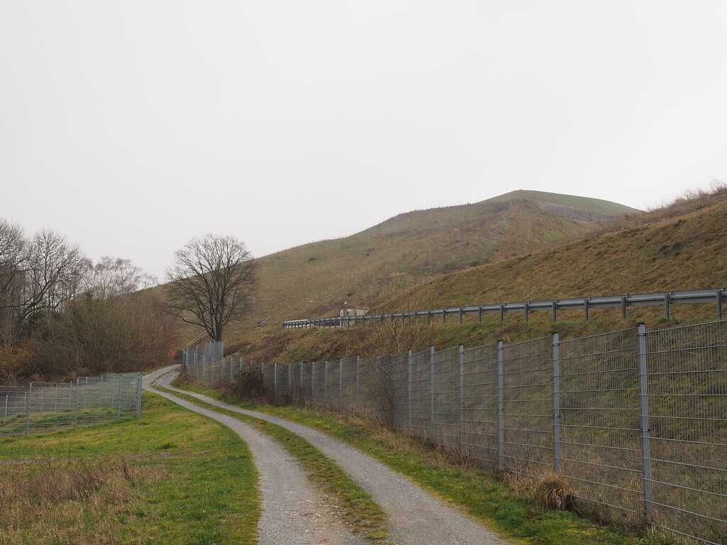 Blick vom Weiler Sondern auf die Deponie im ehemaligen Steinbruch Plöger (2021)