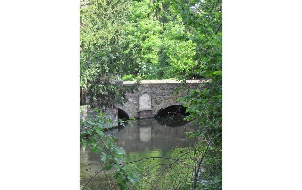 Steinbrücke über den Burggraben der Wasserburg Gleuel (2014)