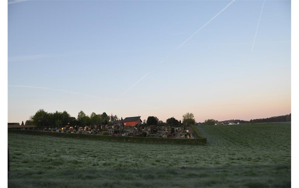 Ortseingang: Blick von Süden auf den Friedhof von Hohkeppel (2014)