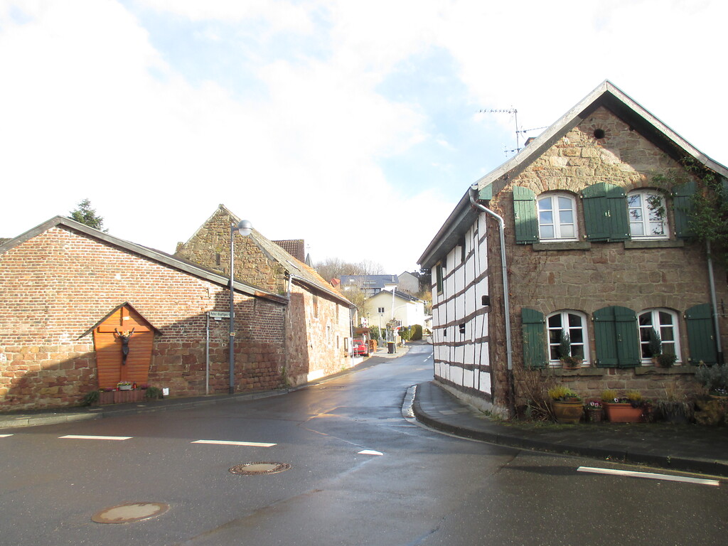 In Üdingen gibt es einige historische Häuser, die teils aus Bruchstein, Fachwerk oder Backstein erbaut sind. (2015)