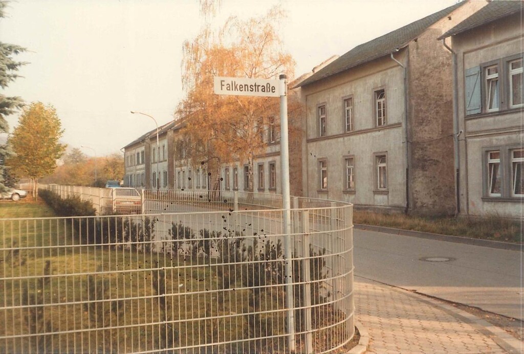 Blick auf Wohnhäuser der Zwölf-Apostel-Siedlung in Bendorf-Mülhofen (1986)