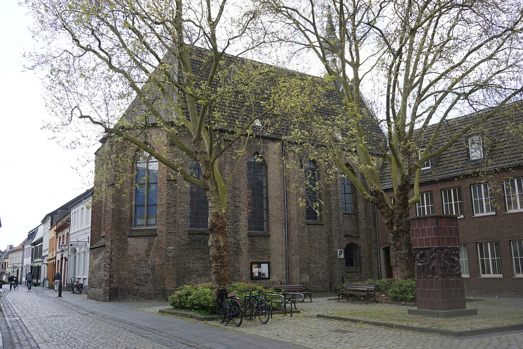 Historischer Ortskern Hüls (2021). Kirche St. Cäcilia aus dem 15. Jahrhundert.