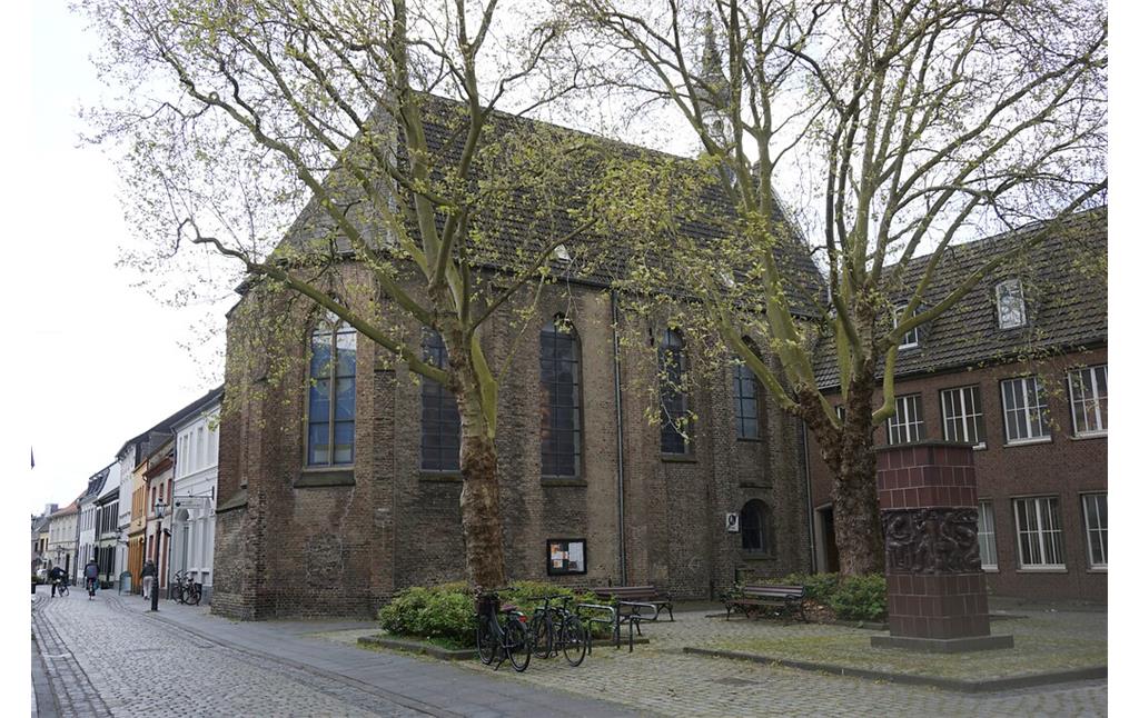 Historischer Ortskern Hüls (2021). Kirche St. Cäcilia aus dem 15. Jahrhundert.