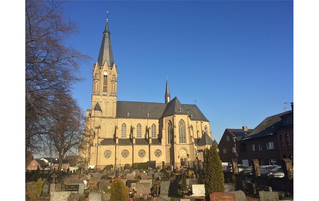 Die katholische Pfarrkirche St. Maria Himmelfahrt in Grevenbroich-Gustorf (2017)