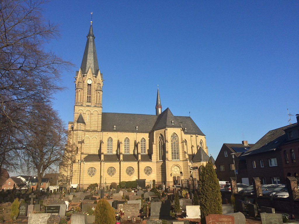 Die katholische Pfarrkirche St. Maria Himmelfahrt in Grevenbroich-Gustorf (2017)
