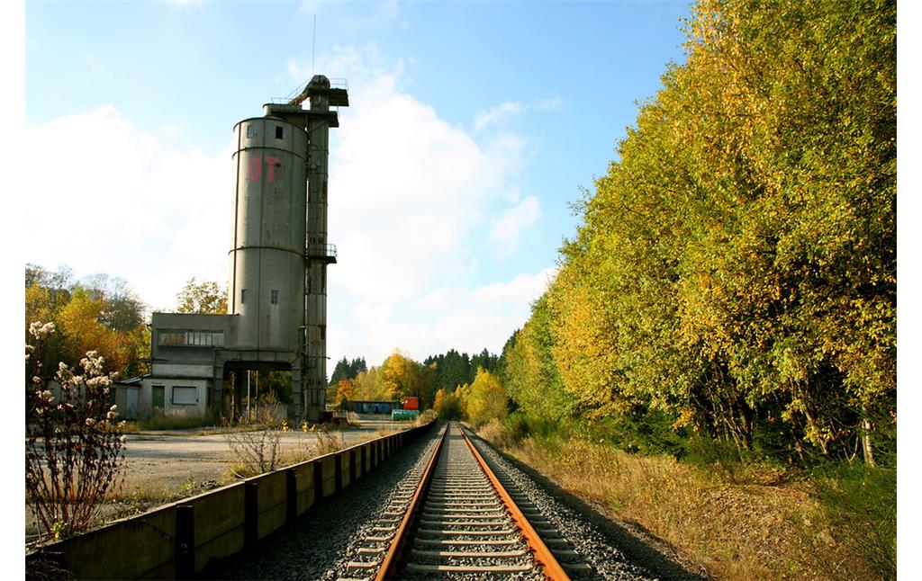 Ehemaliger Bahnhof Holzwipper mit Gleis der Bahnstrecke von Gummersbach nach Meinerzhagen (2008). Der Silo gehört zum ehemaligen Betonwerk der Firma Oberbergische Transportbeton.